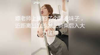 爱舔逼的小哥玩弄风情小母狗，后入风骚小屁股让小母狗对着镜头舔鸡巴，穿上性感内裤无套抽插黑丝诱惑真刺激