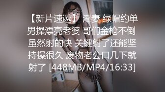 大哥的极品骚女友，让大哥揉奶玩逼，口交大鸡巴舔逼逼，压在身下爆草蹂躏