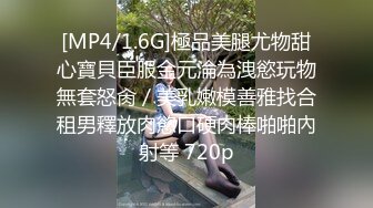 OO後小情侣深夜户外遛弯,小哥想要了直接到公厕里接收女友嘴巴的吸允