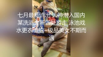 床上黑丝少妇的3P游戏 会玩的大哥连抠带草还有道具 骚逼给她玩肿了