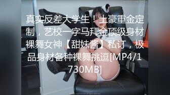 高颜值苗条性感美女绿波小洋，粉嫩的奶头，哥哥们我的奶头都硬了 我舔不到自己的奶，啊呀嗯~被迫淫业！