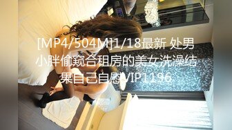 《极品CP魔手外购》美女如云餐饮店大神躲藏女厕逼脸同框偸拍数位小姐姐方便，被一个美女发现翻车了还好没有推门吓尿了 (10)