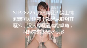 披肩短发颜值不错的小少妇，情趣开档黑丝诱惑，让大哥爆草啪啪直播，激情后入揉着骚奶子玩弄，浪叫呻吟好骚