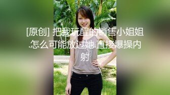 性感姊妹双人组都翘起丰臀与人玩双飞，等着胖哥哥的肉棒插入