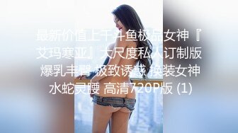 奔驰女神加油站工作人员装听不清隔着玻璃盯着车子里看周围还有别的车在看奔驰女神吓死了