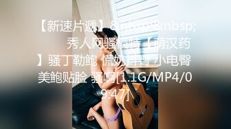 来自上海美女模特丽丽与外国帅哥男友穿着性感黑丝情趣内衣客厅卫生间做爱