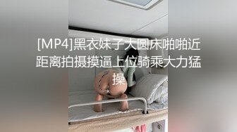 抄底眼镜小姐姐 蕾丝花边蓝色小内内看着好清爽 大姐只顾背包没顾上裙底