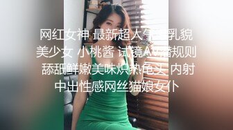 中年妇女的诱惑，全程露脸开档黑丝高跟情趣，听狼友指挥展示揉奶玩逼，逼毛性感淫水多多，道具玩弄阴蒂真骚