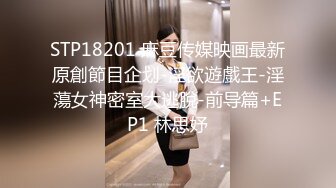 漂亮少妇 被无套爆菊花 小贫乳 无毛鲍鱼 表情很享受