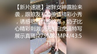 商场女厕全景偷拍穿着连体衣的美女是怎么尿尿的