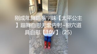 [MP4]妖艳大红唇网红骚货！粗大胡萝卜插穴狂喷水！情趣制服吊带灰丝，炮友电转伺候