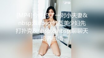 风骚小婊妹让小哥亲着小嘴玩奶子摸屁股慢慢扒光给狼友看，舔弄大鸡巴让小哥压在身下无套抽插，逼逼淫水多多