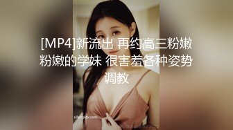 冒死爬窗偷窥房东的小女儿洗澡卧槽,这B毛很有特色