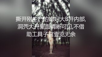 小仙女尿急直接蹲在车来车往的大街上尿尿 脸皮真厚的 一点也不觉得丢脸