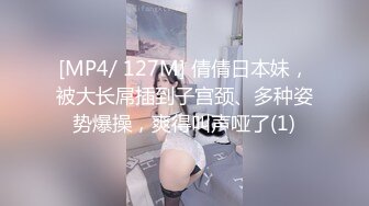 后入式抽插穿着开档情趣丝袜的骚女人