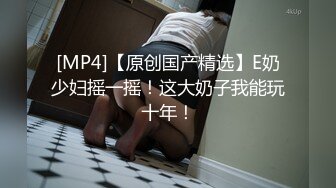 极品CP✅魔手》疯狂大胆坑神躲进商场女_厕独占一个坑位隔板缝中偸_拍各种B形妹子方便▲极限特写镜头快要碰到B了 (7)