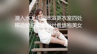 [MP4/ 900M] 眼镜骚熟女3P大战，两根屌轮流吃，骑乘边操边插嘴，后入猛怼小骚货，骑脸舔骚B，太骚了