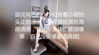 骚母狗坐着假鸡巴 嘴里还吃着一根