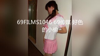 白皙皮肤的高挑美女房间里有一面大大的镜子，抱着极品翘臀大鸡巴