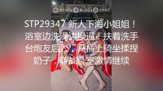 科技园女厕穿黑套装内衣甜美靓妞,微黑发涩的红嫩穴喷成一条直线