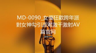 2020新跟拍！大波浪少妇.尿尿完还有未掉落的尿液在阴唇上面