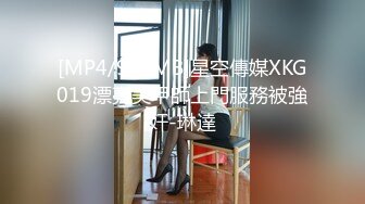 [MP4/ 661M] 两个超美的学妹露脸跟小哥在家玩4P啪啪直播诱惑狼友，年轻粉嫩玩的