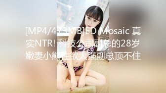 [MP4/ 462M] 风骚少妇露脸被大哥无情蹂躏，大着大鸡巴疯狂往嘴里塞深喉交