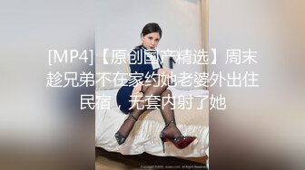 胆子真大 直接把手机放到美女屁股底下拍鲍鱼