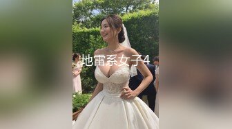 四月最新流出厕拍达人潜入商场隔板女厕偷拍被妹子发现盯着看，屌丝男跟着女友进女厕