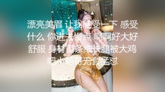 破解家庭网络摄像头偷拍背心哥啪啪前主动给玩手机的媳妇舔逼热身可惜媳妇还没高潮就射了