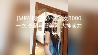 《魔手外购极品CP》景区女公厕完美定点角度全景偸拍，先脸后逼各种气质小姐姐方便，眼镜美女高高撅起翘臀双洞一清二楚 (14)