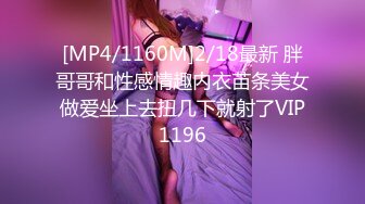 一个金发美女被富豪包养整天被两个肉棒包围