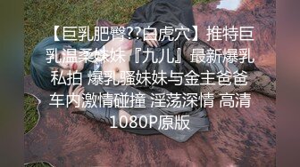 年轻胸前纹身的老婆给老公打飞机撸硬，女上位秒变榨汁打桩机