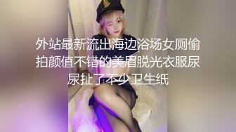 比岛国动作爱情片还精彩，身材很劲爆皮肤白皙的小美女，伺候两位大爷