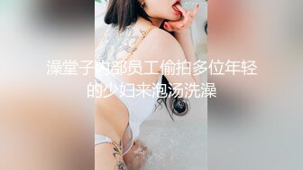 白皙女友，踩着头干她