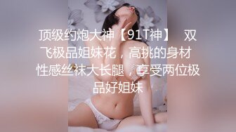 【家庭摄像头破解】 蜗居情侣，女票看着大屌脸上表情很兴奋，握着鸡巴玩，被艹起来叫声饥渴的要命！