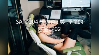 [MP4/ 922M] 打扮的很时尚，卷发女神美少妇，道具自慰，逼逼很干净，掰穴插入自慰器