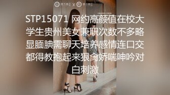 皮肤特白的少妇，老公夜班领我去她家客厅