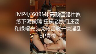 群里被颜射的露脸人妻，前后夹击，玩三P