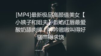 露脸新人妹子，欧式沙发全裸自慰，特写掰开蝴蝶逼，手指插穴表情很享受